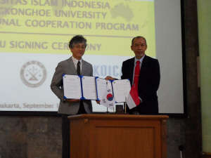 이정구 성공회대학교 총장(왼쪽)과 하소요(Harsoyo) 이슬람대학교 총장이 지난 14일 이슬람대학교 현지에서 열린 양해각서 체결식을 갖고 기념 포즈를 취하고 있다 / 성공회대 제공